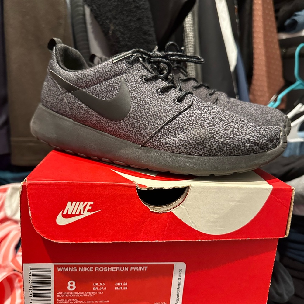 Wmns Nike Roshe Run Print Sneakers in Black and Gray, sz 8